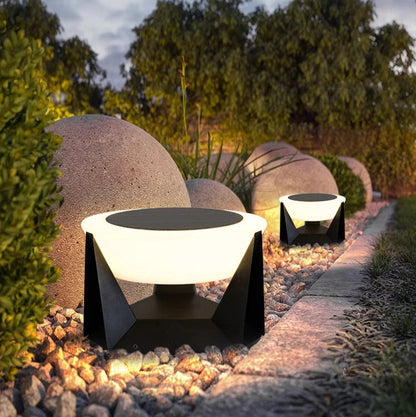 lampe solaire extérieur sur allée de jardin 