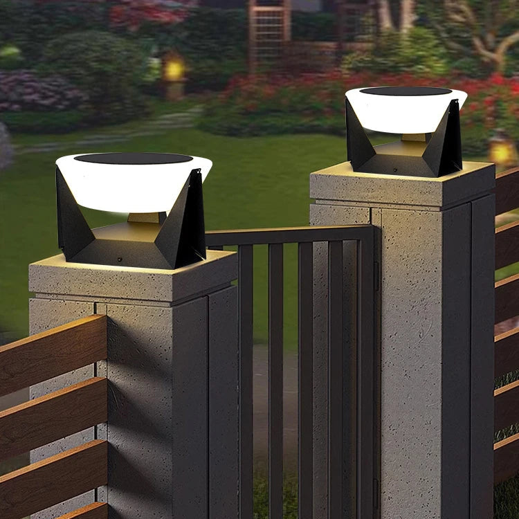 Lampe solaire extérieur sur la clôture de jardin 