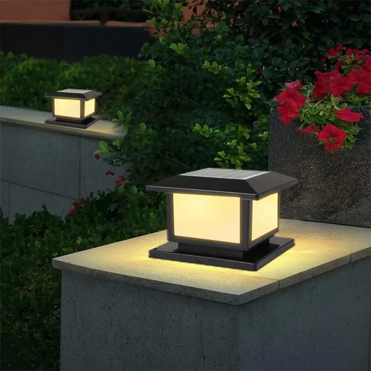 Lampe solaire extérieur sur une bordure  