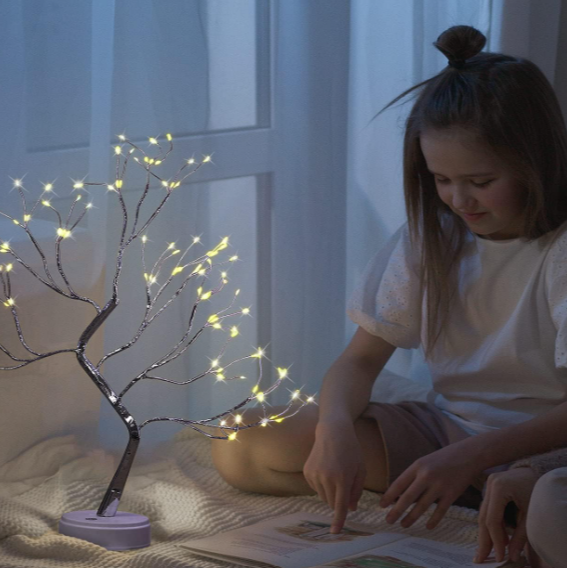 Lampe de chevet arbre féerique et une fille qui lit un livre 