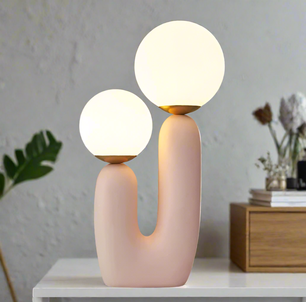 Lampe de chevet nordique sur une coiffeuse 