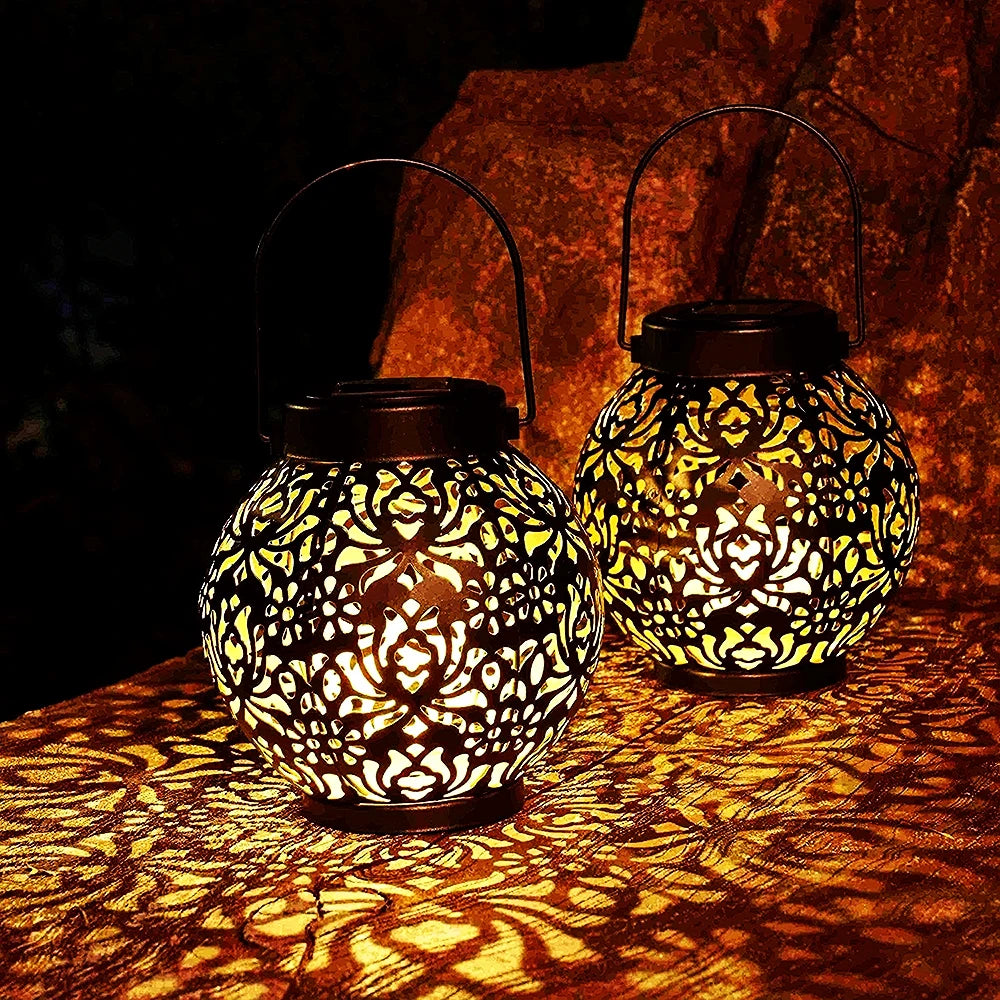 Lanterne solaire à motif la nuit sur rocher