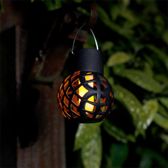 Lanterne solaire extérieur la nuit allumé
