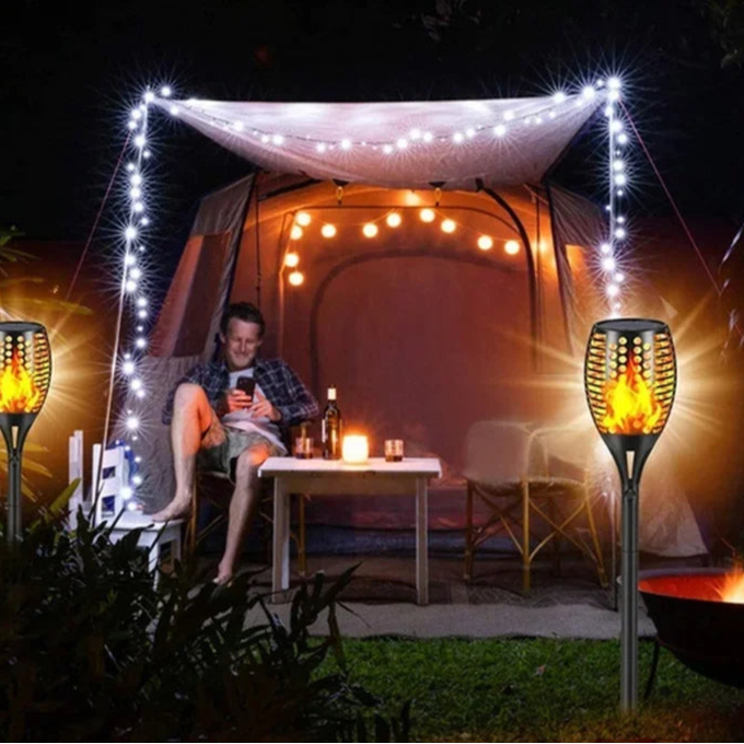 Lanterne Solaire Extérieur un homme dans un jardin 