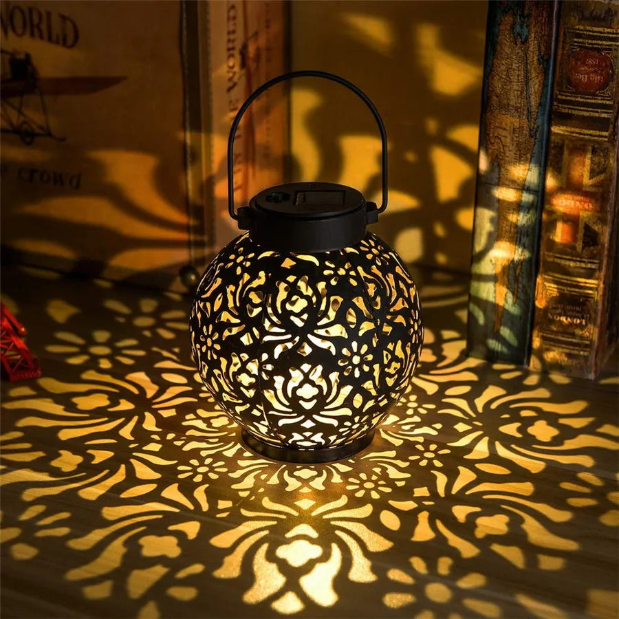Lanterne solaire sur un bureau 