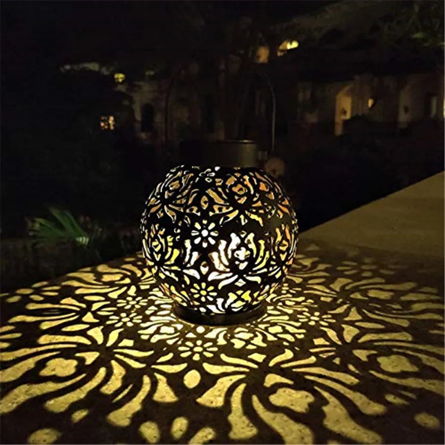Lanterne solaire sur une terrasse la nuit 