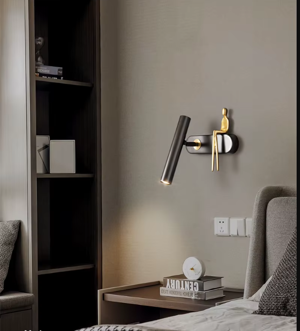 Lumière de l'applique murale led Art de Mur dirigé vers table de chevet lit et une armoire 