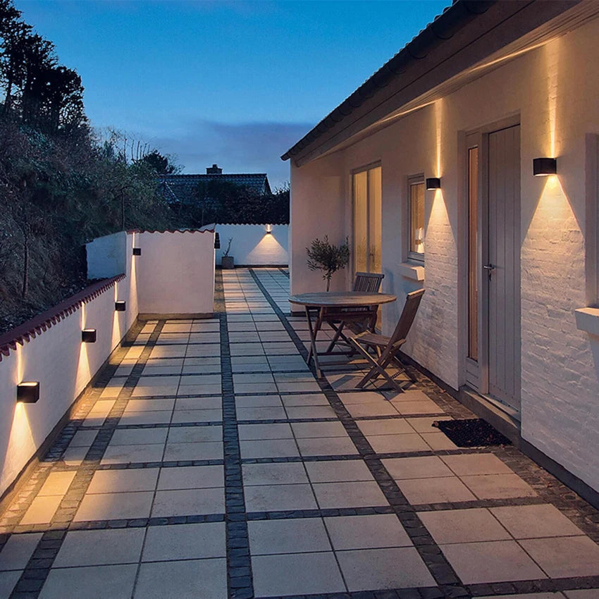 Luminaire extérieur LED moderne allumé sur une terrasse 