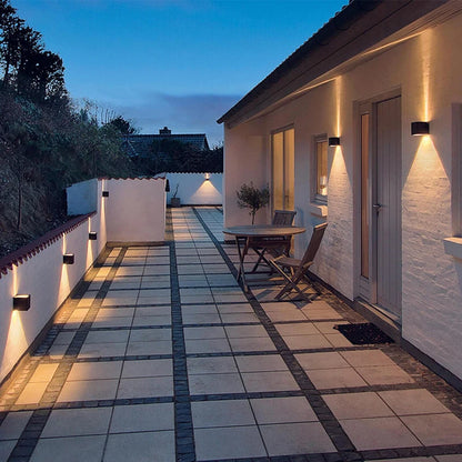 Luminaire extérieur LED moderne allumé sur une terrasse 