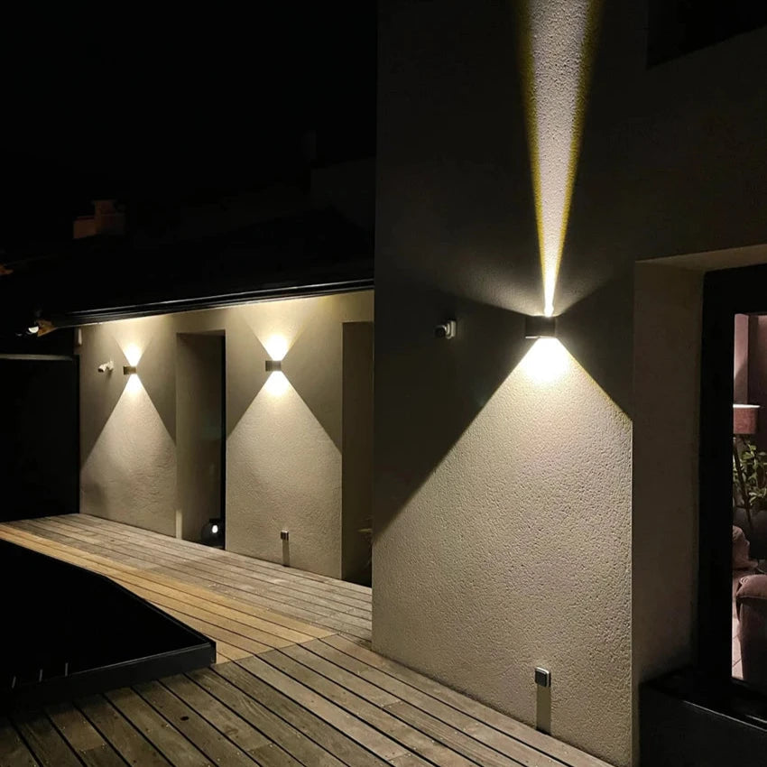 Luminaire extérieur LED moderne la nuit 