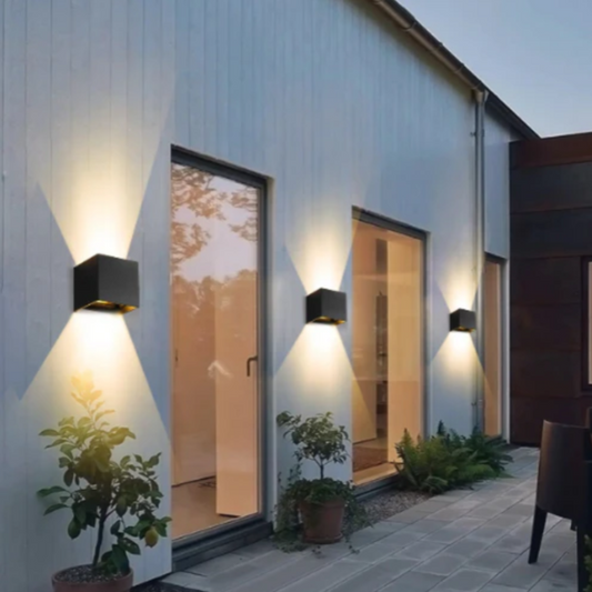 Luminaire extérieur LED sur façade allumé 