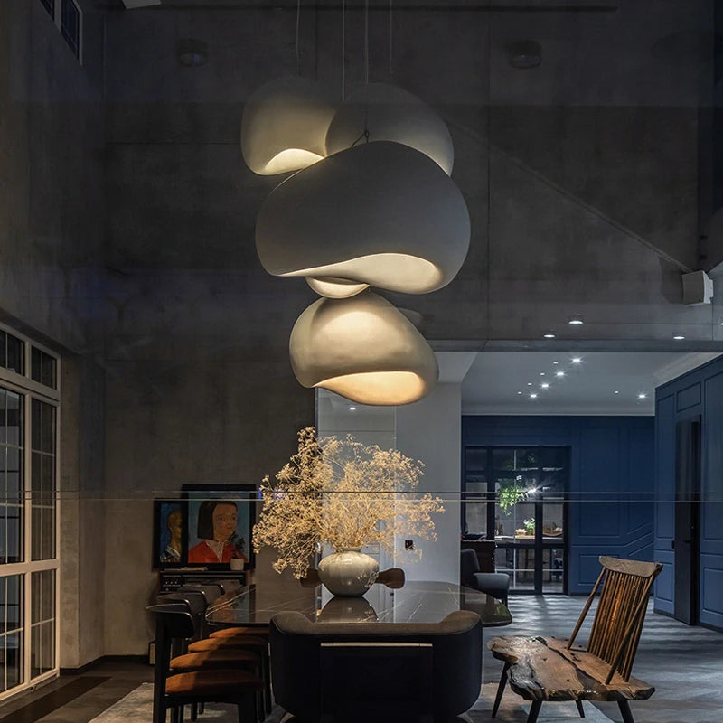 Suspension LED wabi sabi allumé la nuit dans grand salon 