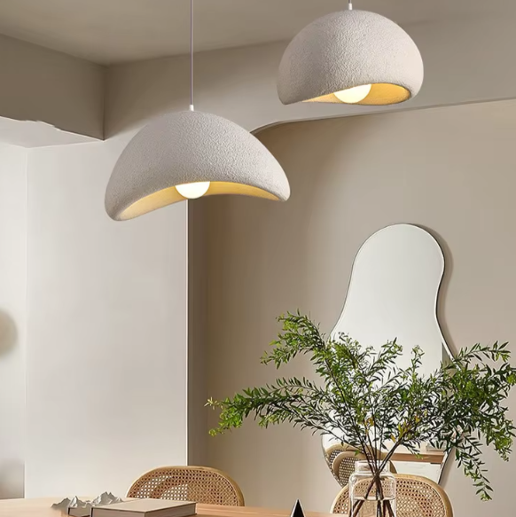 Suspension LED wabi sabi dans une chambre blanche 