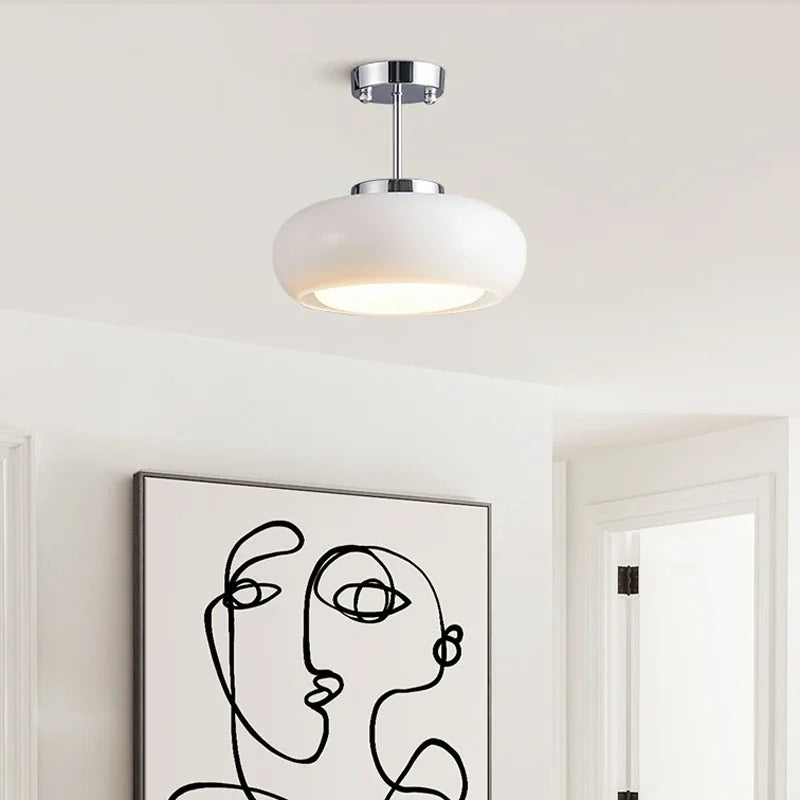 Suspension blanche avec un cadre art déco