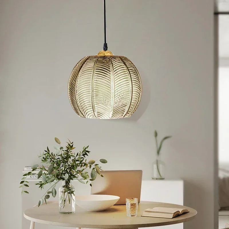 Suspension design à motif ambré dans un salon 