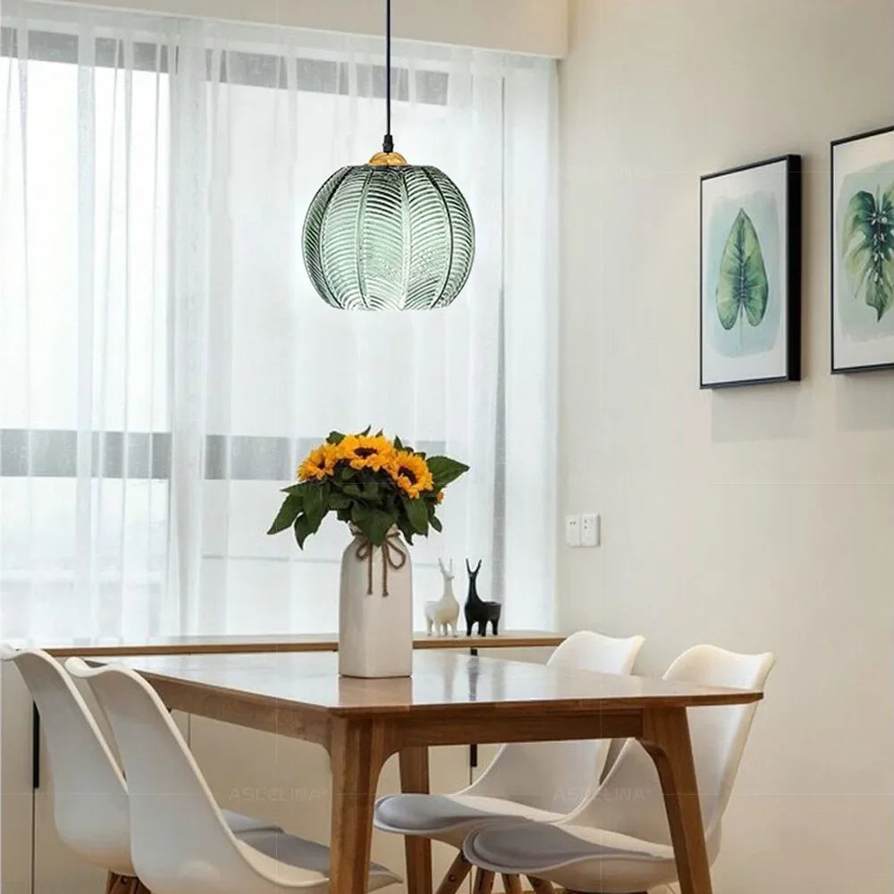 Suspension design à motif de feuille verte dans un salon 