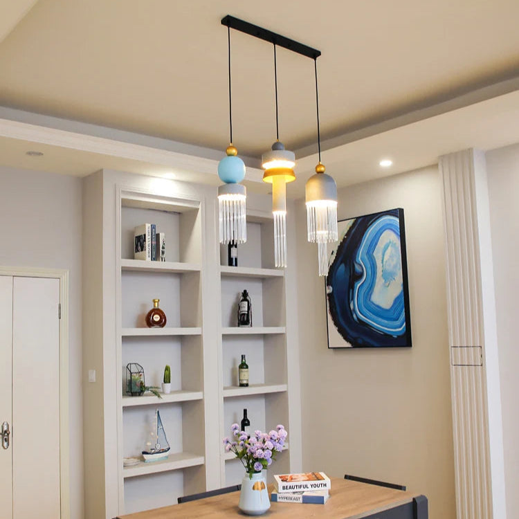 Suspension led design italien sur rail dans un salon 
