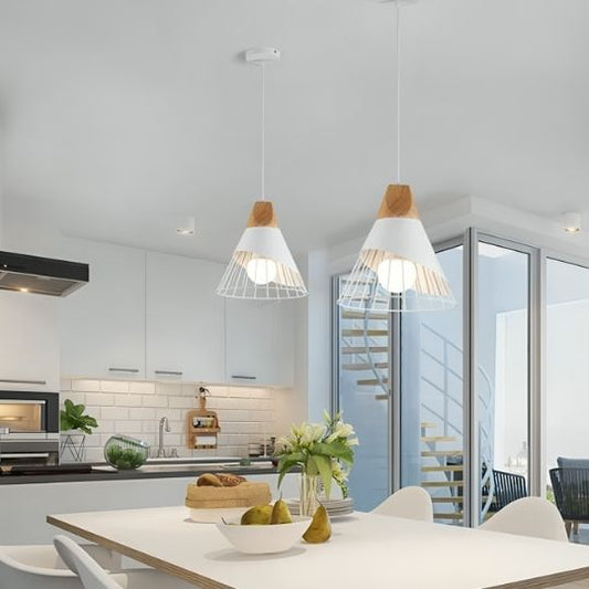 Suspension luminaire rétro blanche au-dessus de l'ilot centrale de cuisine 