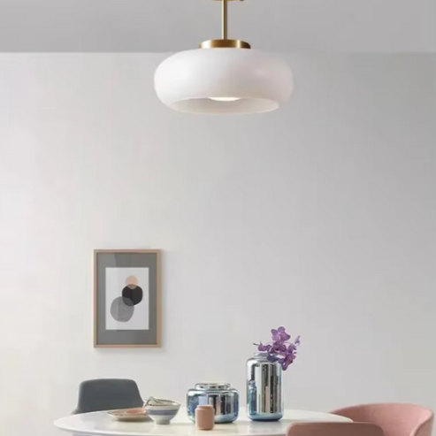 Suspension moderne blanche au-dessus de table à manger 