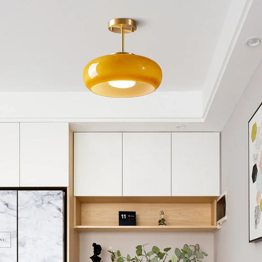 Suspension moderne orange dans un salon 