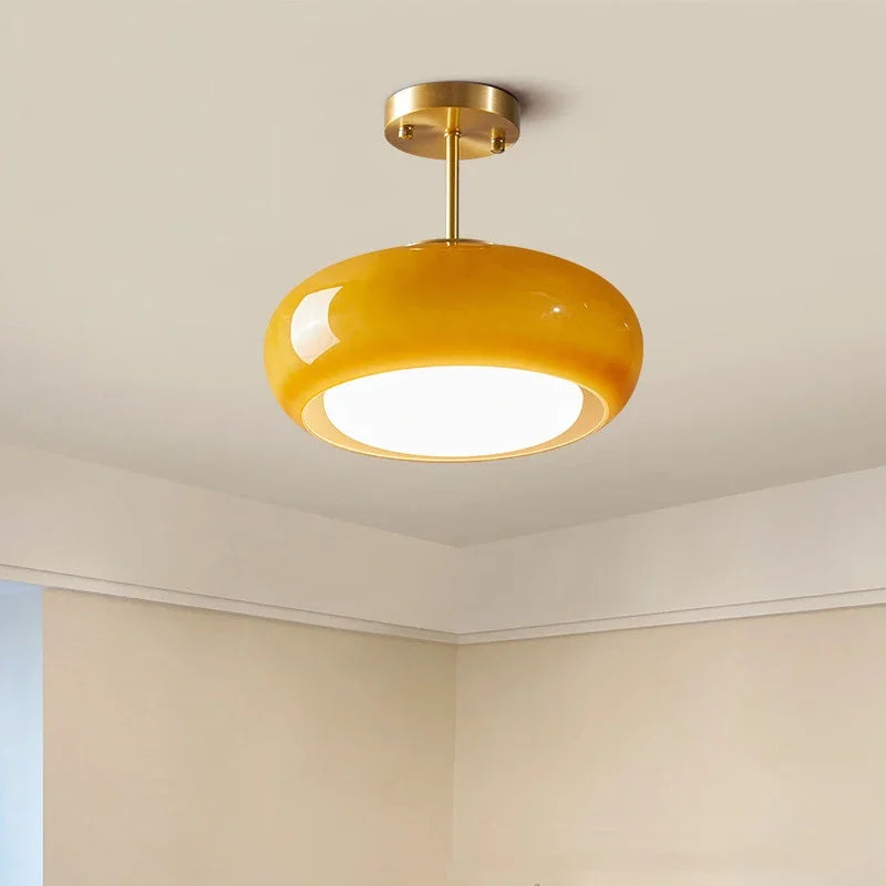 Suspension moderne orange dans une chambre 