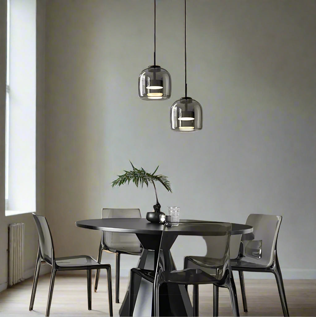 Suspension nordique LED en verre au-dessus d'une table à manger 