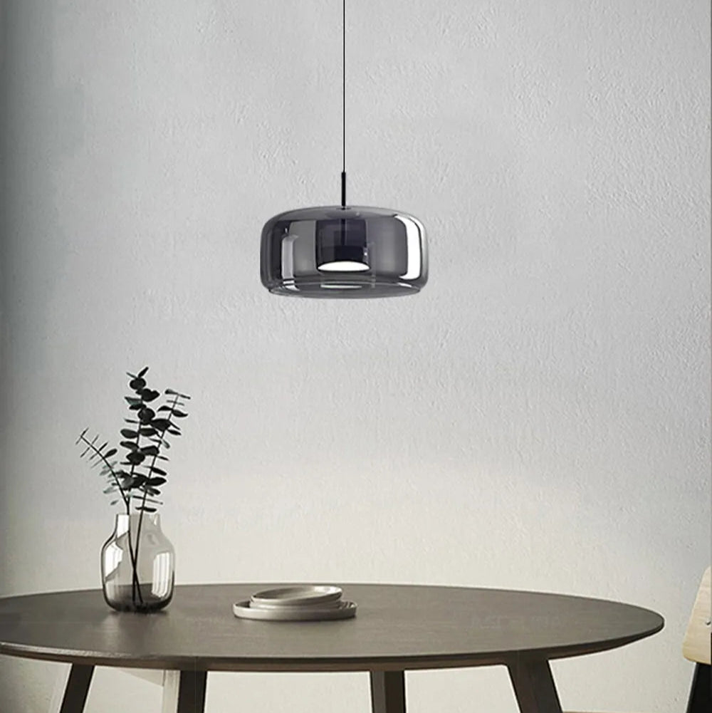 Suspension nordique LED grise dans une pièce
