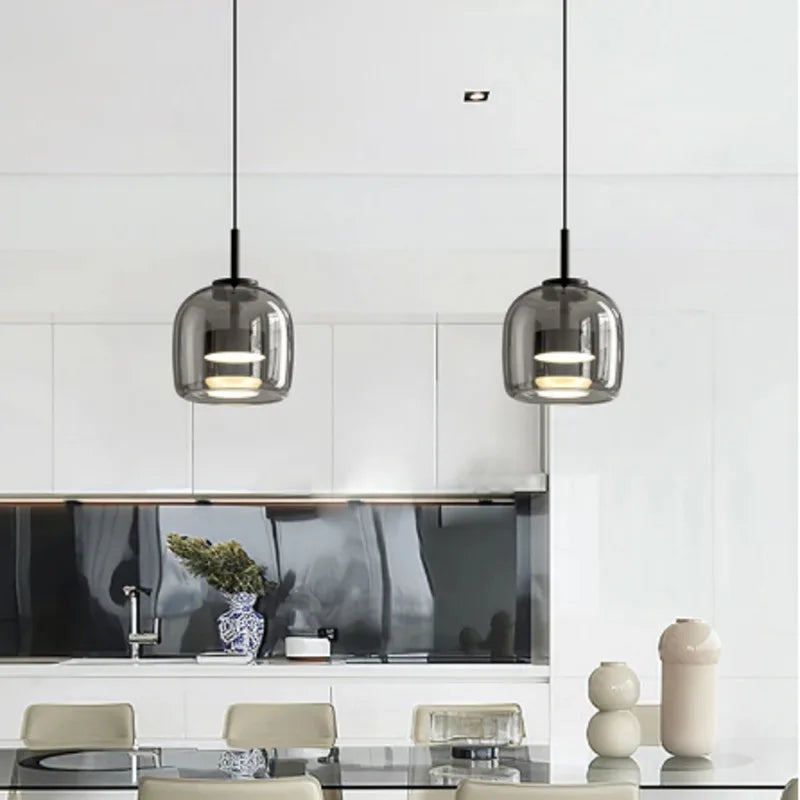 Suspension nordique LED sur une raille dans la cuisine 