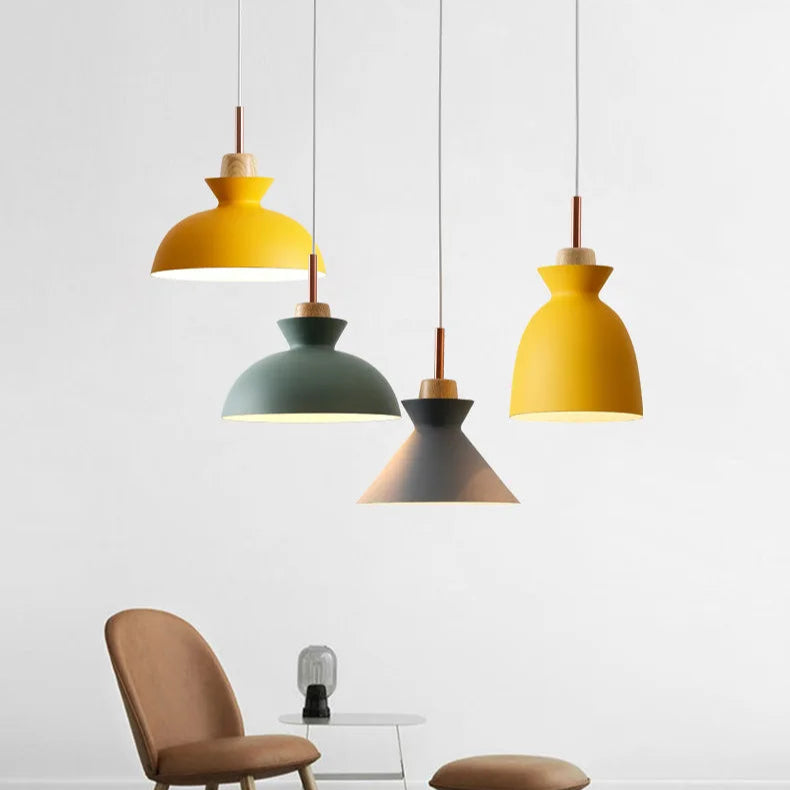 Suspension nordique colorée sur rail dans un salon 