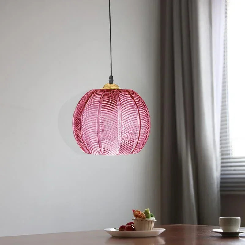 Suspension rouge design dans un salon 