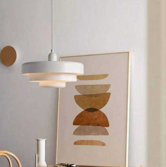 Suspension scandinave blanche devant un cadre peinture 