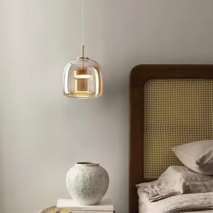 Suspension scandinave en verre dans une chambre à coucher 