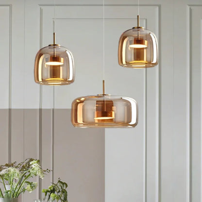 Suspension scandinave dorée dans un salon 