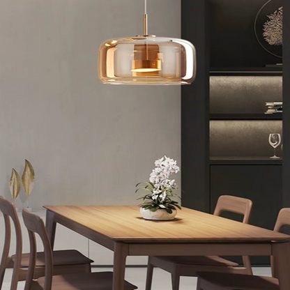 Suspension scandinave en verre dans une cuisine 
