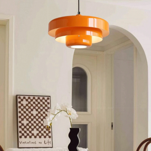 Suspension scandinave orange dans une pièce blanche 