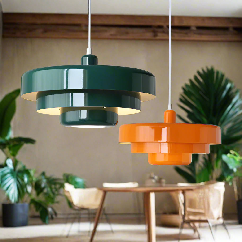 Suspension scandinave orange et vert dans une cuisine 