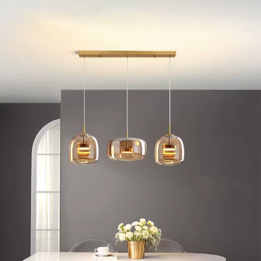 Suspension scandinave sur rail dans un salon 