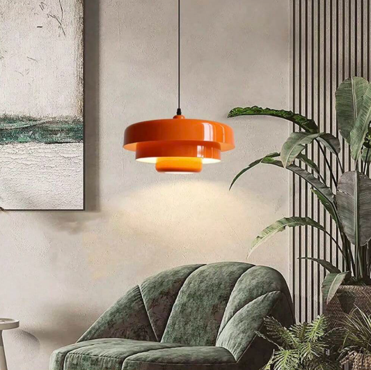 Suspension scandinave trois niveaux au-dessus d'un fauteuil 
