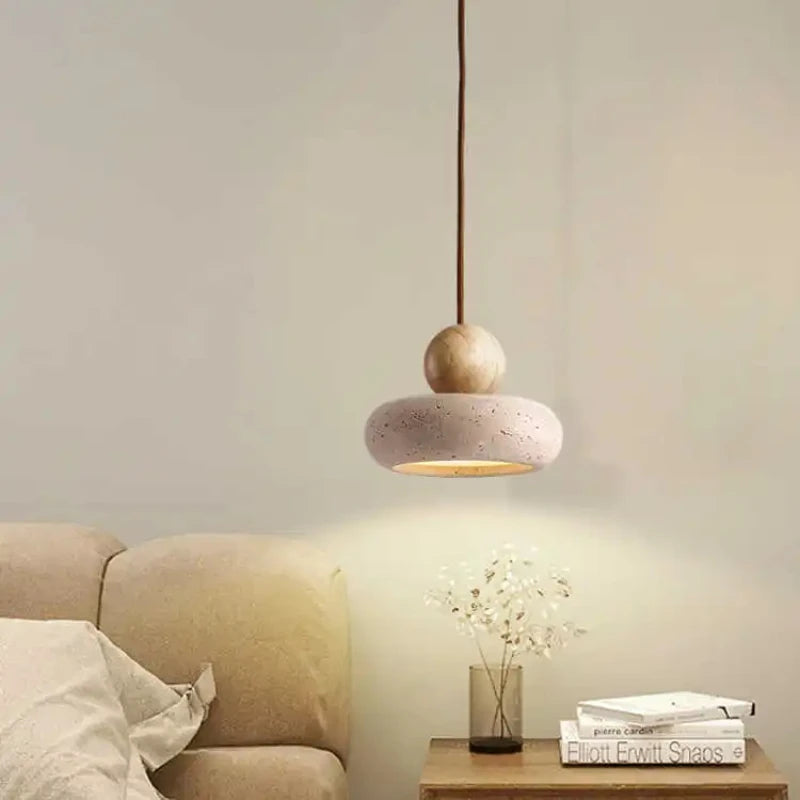 Suspension vintage en pierre et un fauteuil beige 