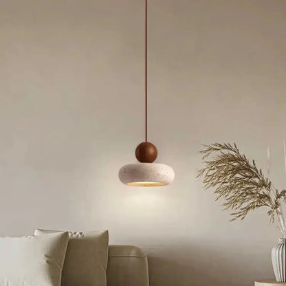  Suspension vintage en pierre et un vase sur une table d'appoint 