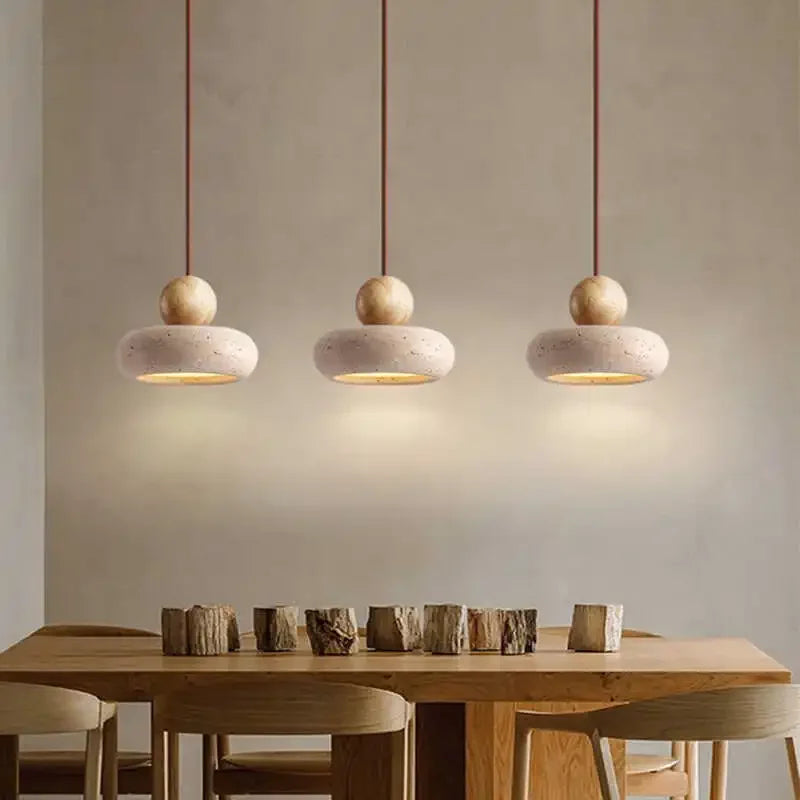 Trio de suspension vintage en pierre au-dessus d'une table 