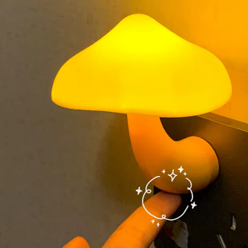 Un doigt appui sur veilleuse LED prise en forme de champignon tactile 