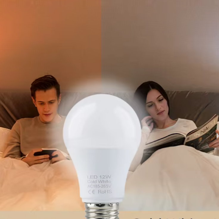 Un homme et une femme à côté de l'ampoule LED E27 