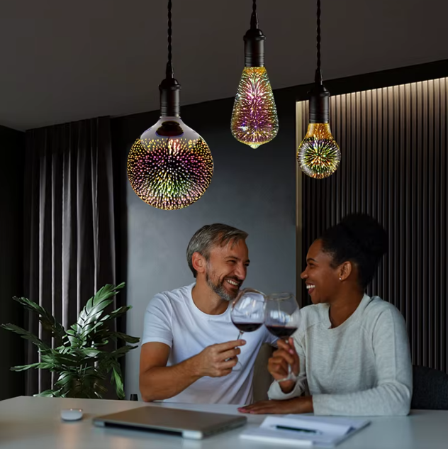 Un homme et une femme en train de diner avec ampoule LED effet feu d'artifice  