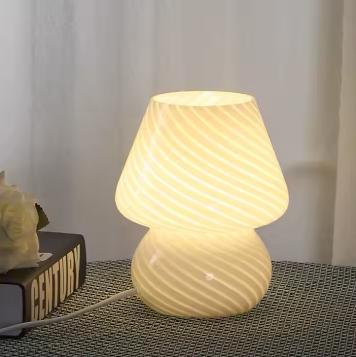 Un livre et lampe de chevet champignon en verre allumé 