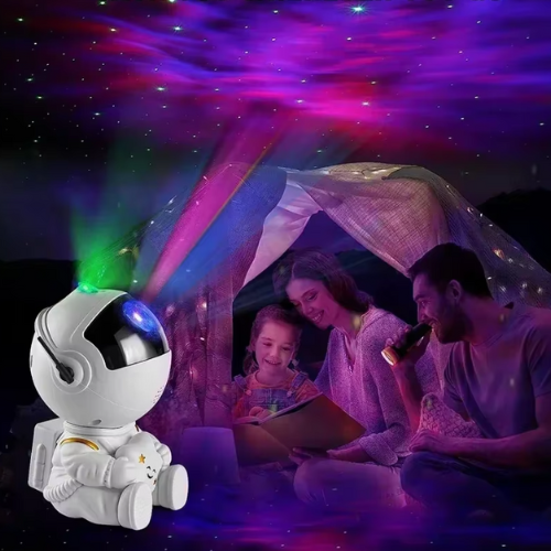 Un père qui lit un livre avec veilleuse projecteur astronaute  