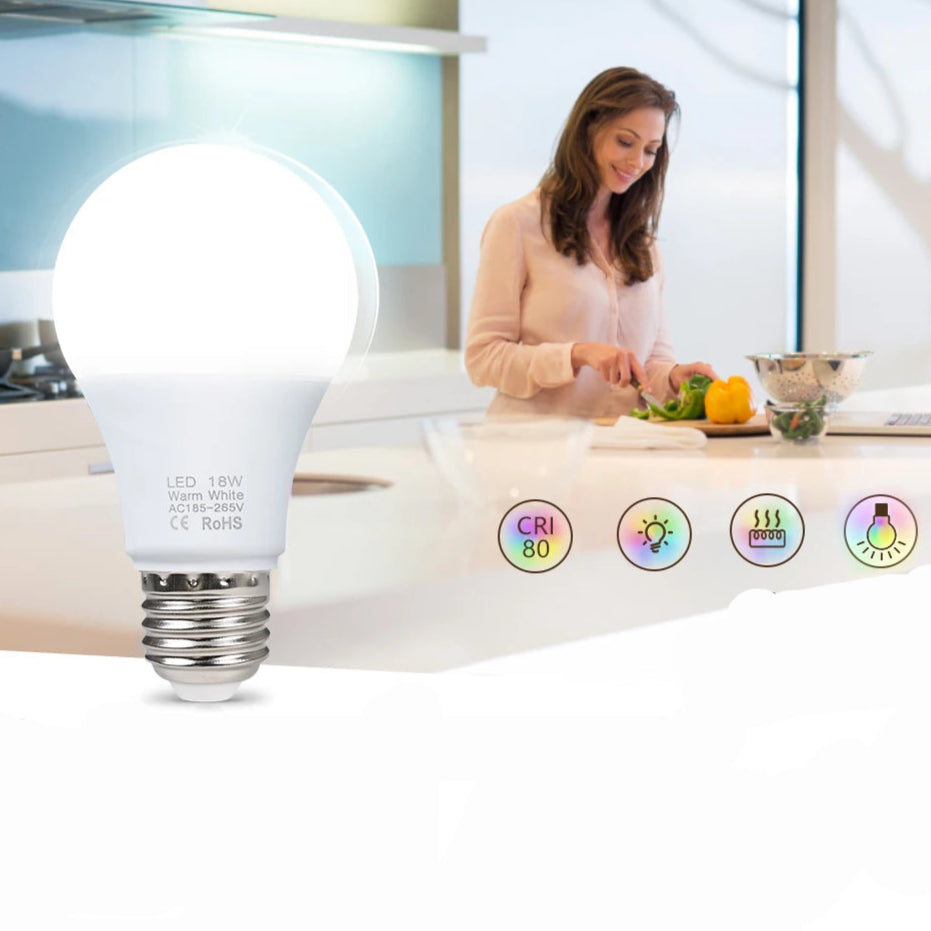 Une femme à côté de l'ampoule LED E27  dans la cuisine 