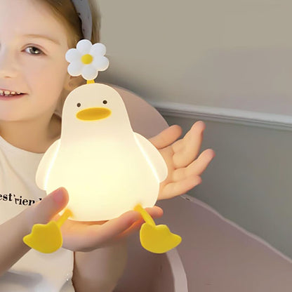 Une fille qui joue avec veilleuse LED canard  