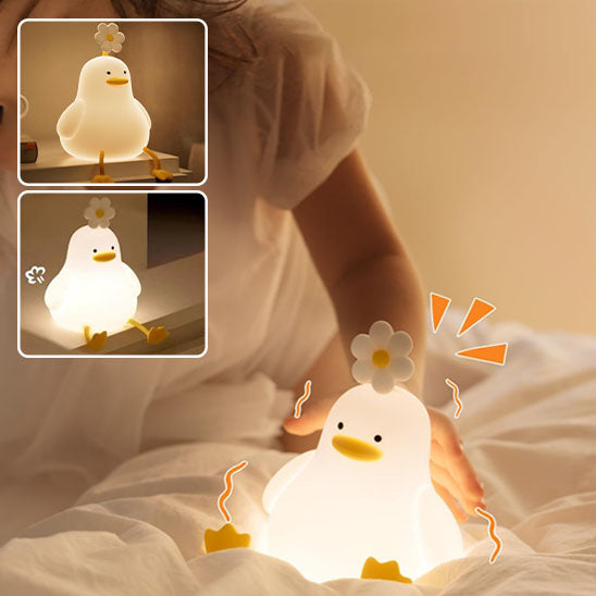 Une main qui appui sur veilleuse LED canard cute 
