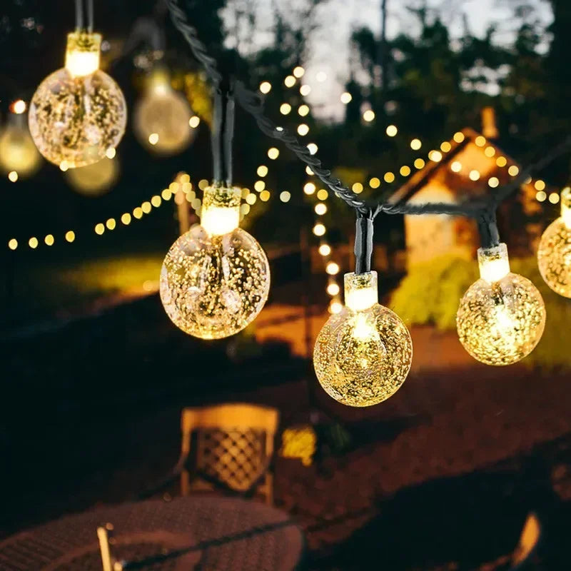 Une table de jardin et guirlande guinguette 